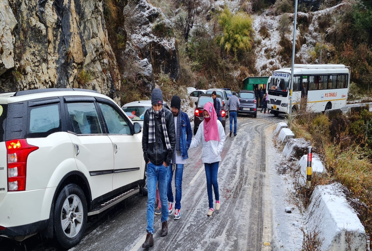 uttarakhand weather update today: snowfall in mussoorie, dhanaulti, chakrata, tourists rush, see photos