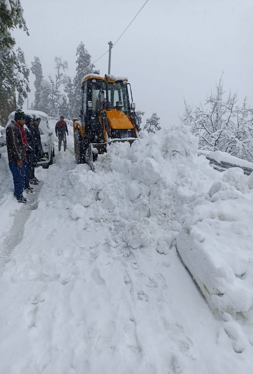 uttarakhand weather update today: snowfall in mussoorie, dhanaulti, chakrata, tourists rush, see photos