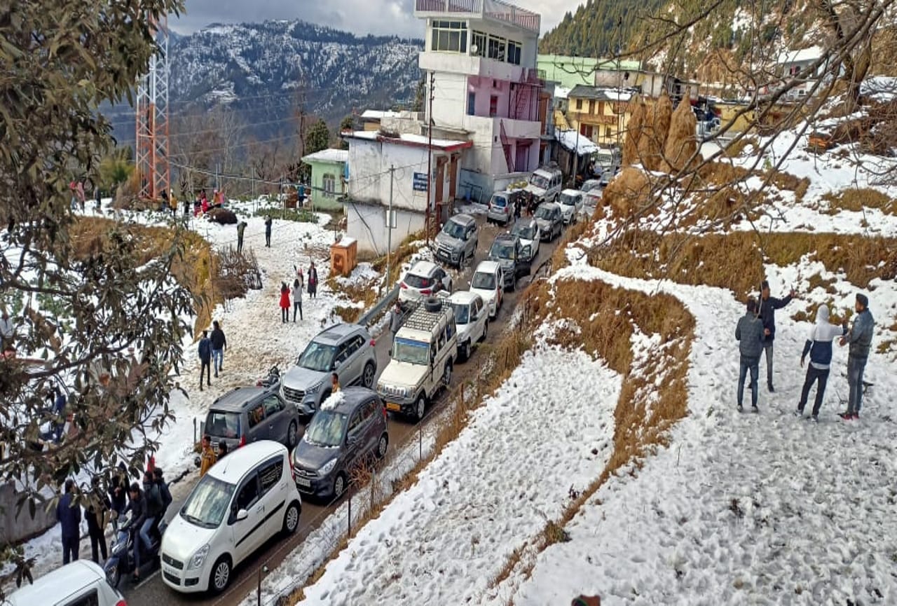 uttarakhand weather update today: snowfall in mussoorie, dhanaulti, chakrata, tourists rush, see photos