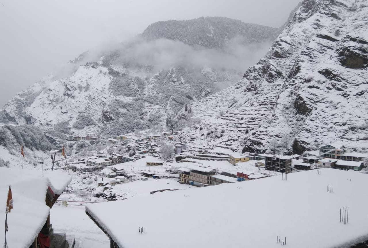 uttarakhand weather update today: snowfall in mussoorie, dhanaulti, chakrata, tourists stuck in jam, see photos