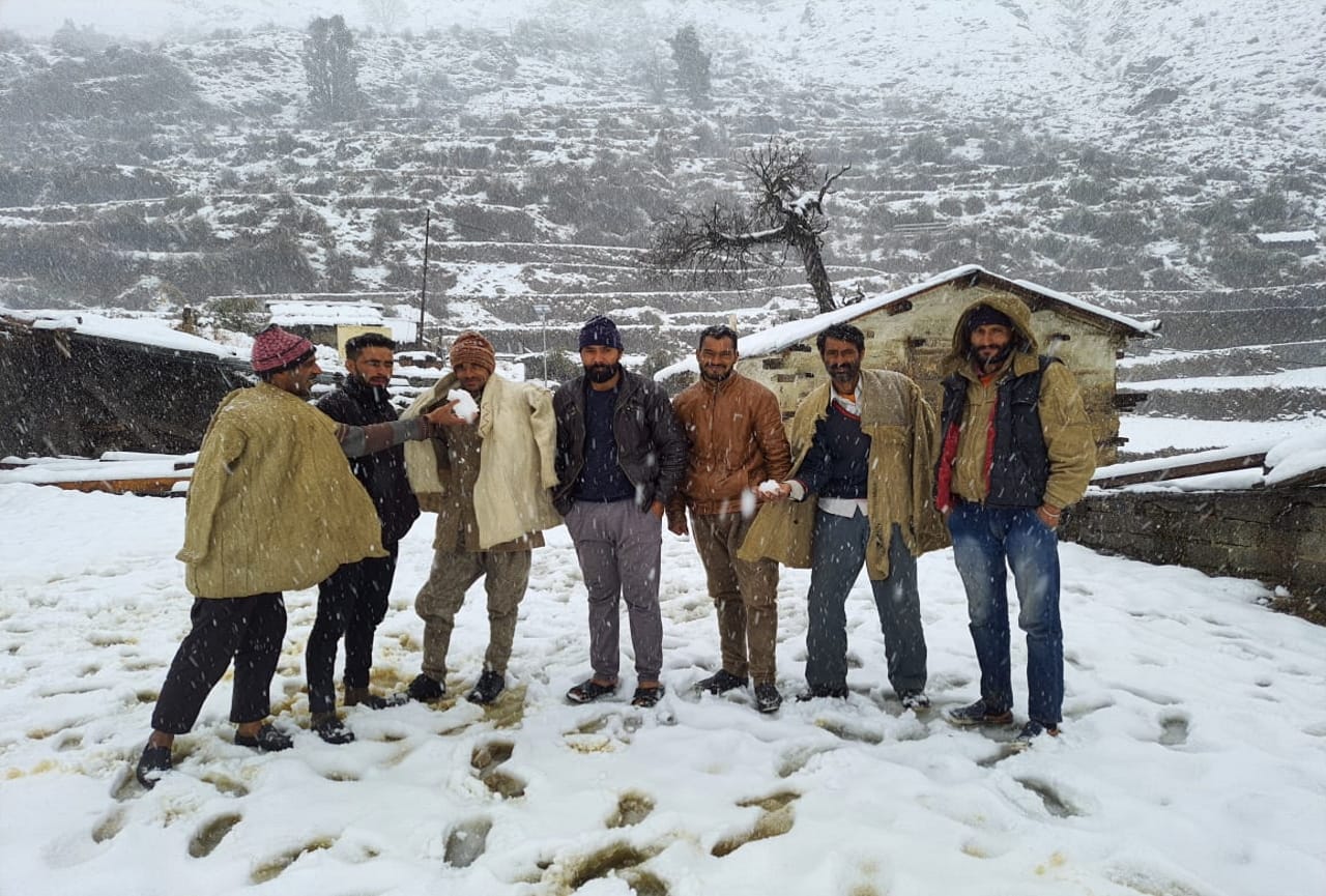 uttarakhand weather update today: snowfall in mussoorie, tourist rush enjoying, see photos