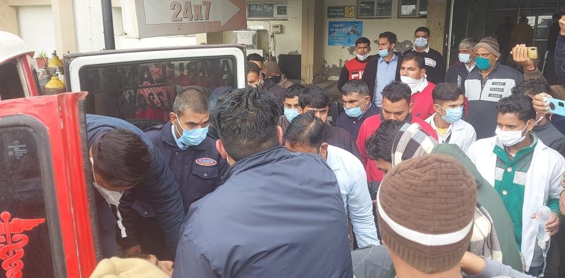 The fear of the police was not seen in the youth, they kept firing on each other outside the police station.