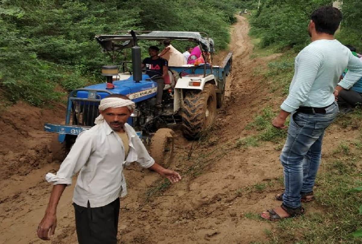 sick woman died who did not get treatment on time due to tractor stuck in mud