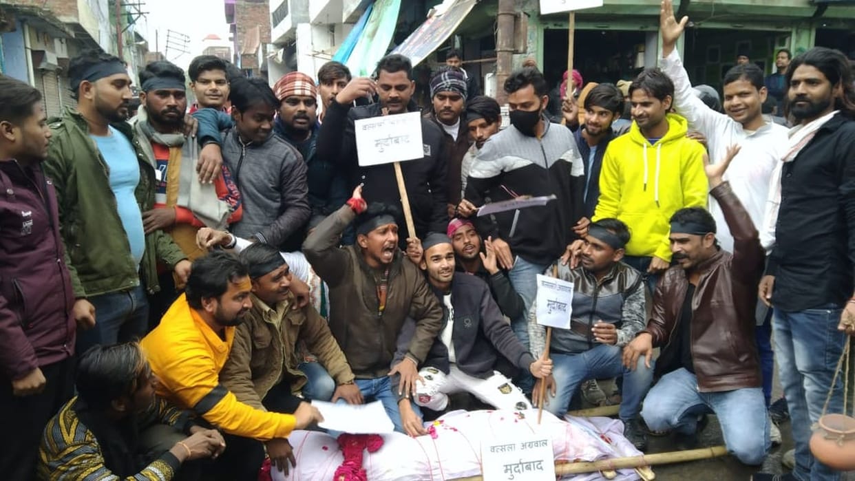 Young businessmen burnt the effigy of the municipality