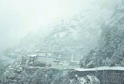 Weather Updates: Rain in Jammu division, snow cover in Kashmir, traffic disrupted on Srinagar highway