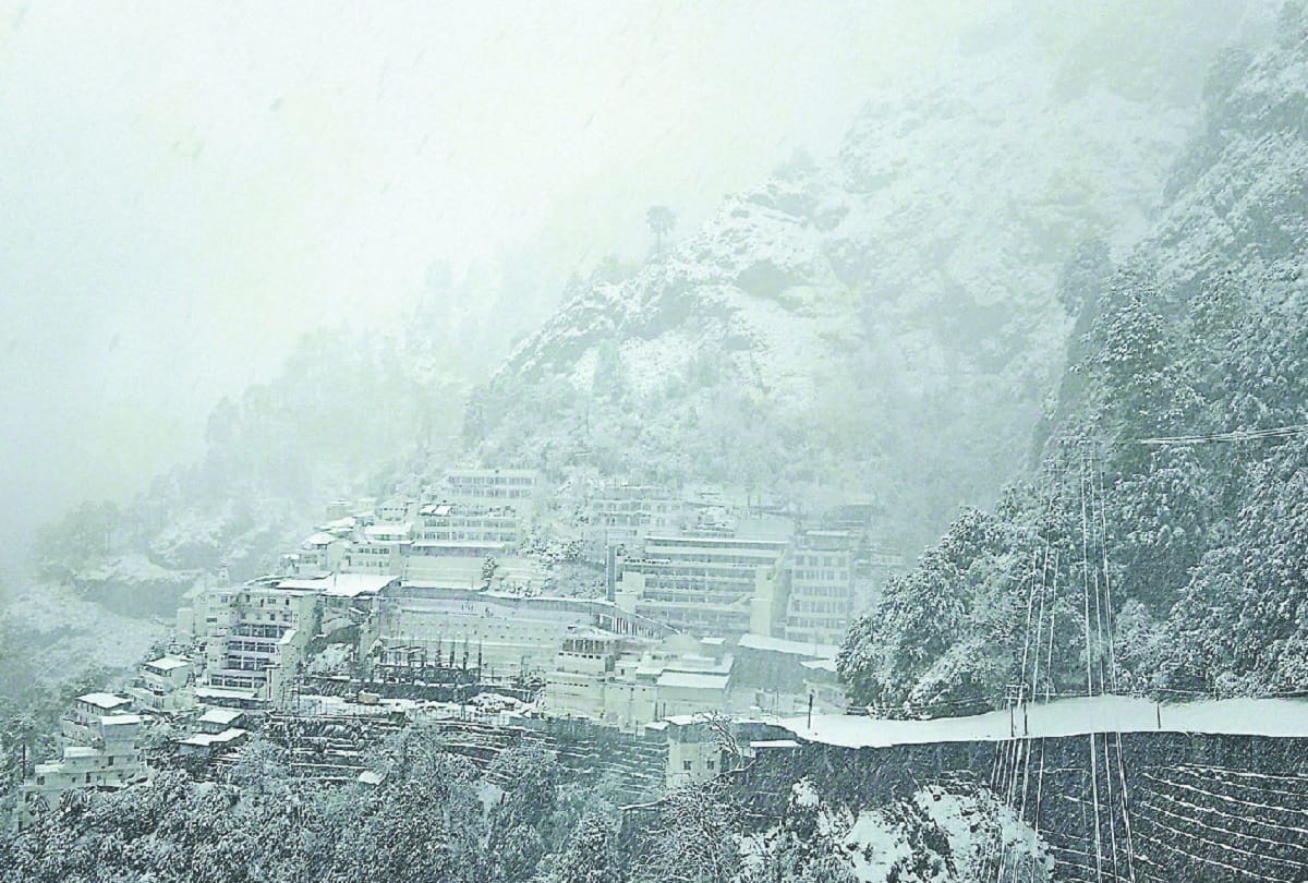 Vaishno Devi Yatra: 15 thousand visited the mother, helicopter service affected