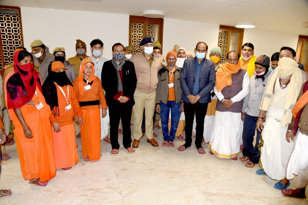 kashi vishwanath dham no longer duty by barefoot PM modi sent  special jute shoes from Delhi see photos