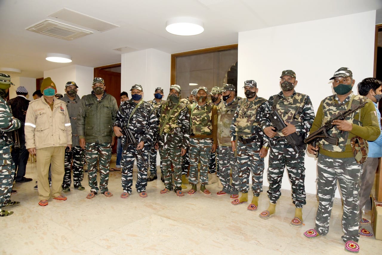 kashi vishwanath dham no longer duty by barefoot PM modi sent  special jute shoes from Delhi see photos
