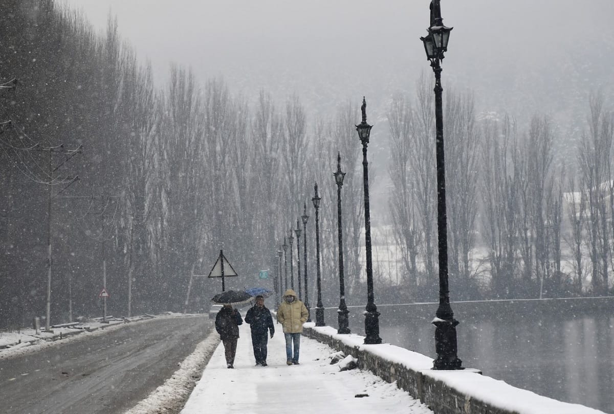 weather and snowfall in kashmir Flight operations resume at Srinagar airport