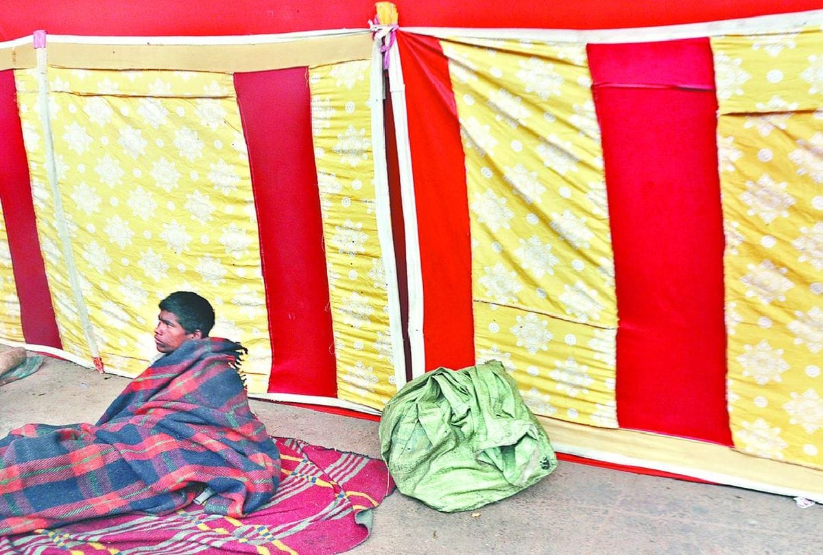 shelter home closed in agra youngman in single blancket