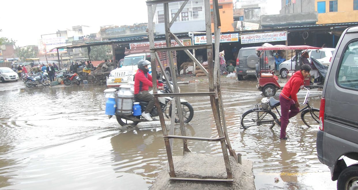 Water filled in vegetable market, reached the gate of bank and market committee office