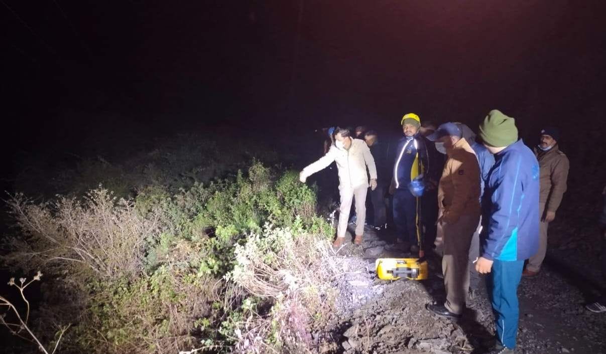 The accelerator pressed instead of the brake, the car reached the lake