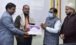 सेमिनार में वैज्ञानिक प्रो. अंजनी कुमार मिश्रा  को सम्मानित करते कुलपति प्रो. भरत मिश्रा। संवाद