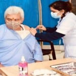 कोरोना की बूस्टर डोज लगवाते मनोज सिन्हा।