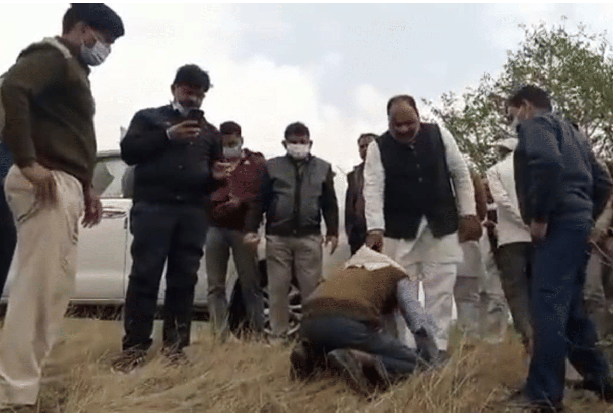 After falling at the feet of former MLA in Shivpuri, hail victim farmer asked for compensation, drone survey started in Chhatarpur