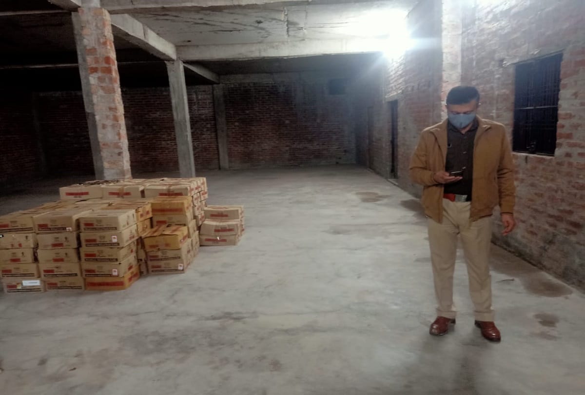 Unnao: Fake liquor factory caught two arrested 200 boxes of illicit liquor lids wrappers and spirits recovered in huge quantities