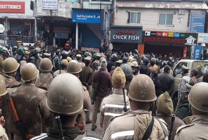 Aligarh: Guard of City Center Mall shot dead a sweeper, angry relatives ransacked, accused arrested