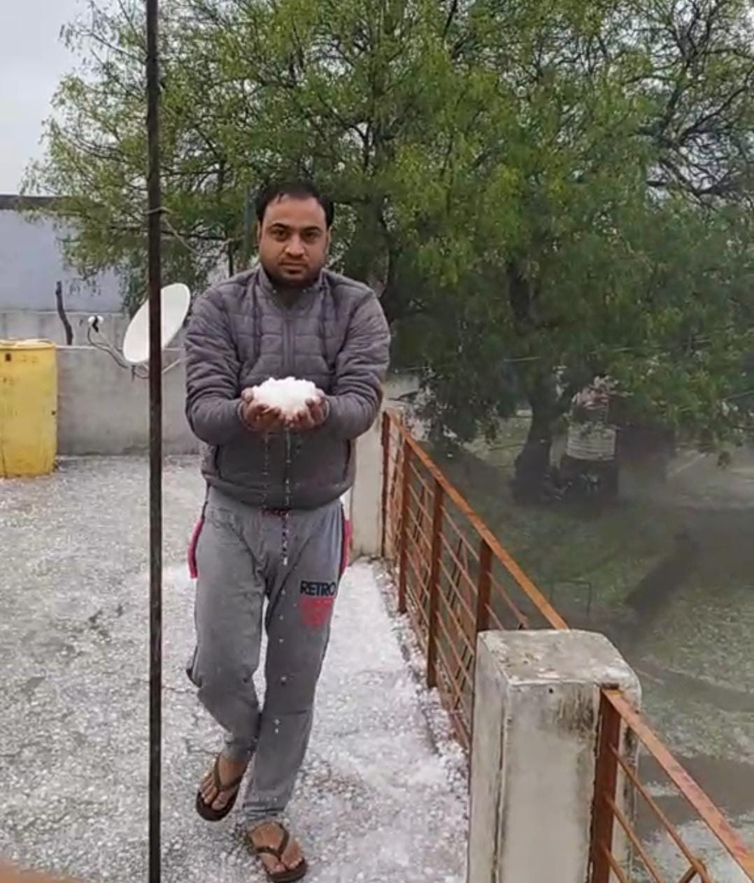 Hail rain caused havoc, white sheets were laid on the roofs of fields, roads and houses, farmers saved their lives by running away