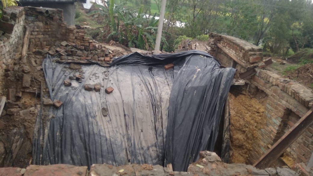 The roof of the house fell in the rain, the death of the old man