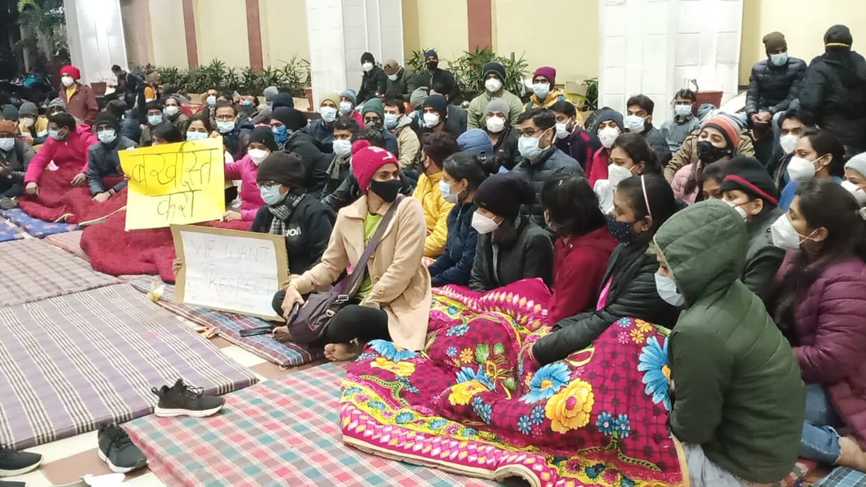 BHU hospital nursing officers Work boycott continues demand for action on MS support from all over country