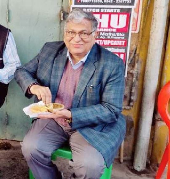 The Vice Chancellor of BHU arrived at the aunt's shop to eat shortbread