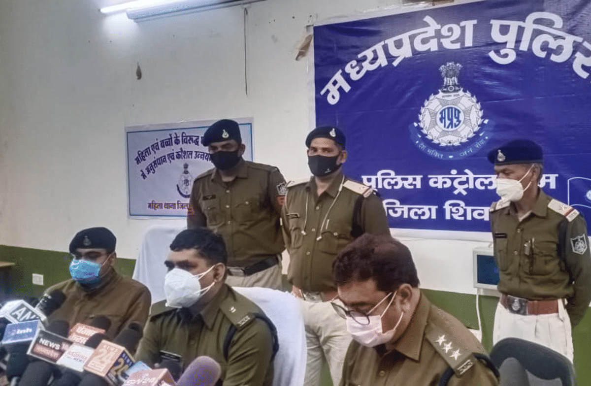 Shivpuri: Police caught two accused of stealing 42 lakhs by cutting ATM