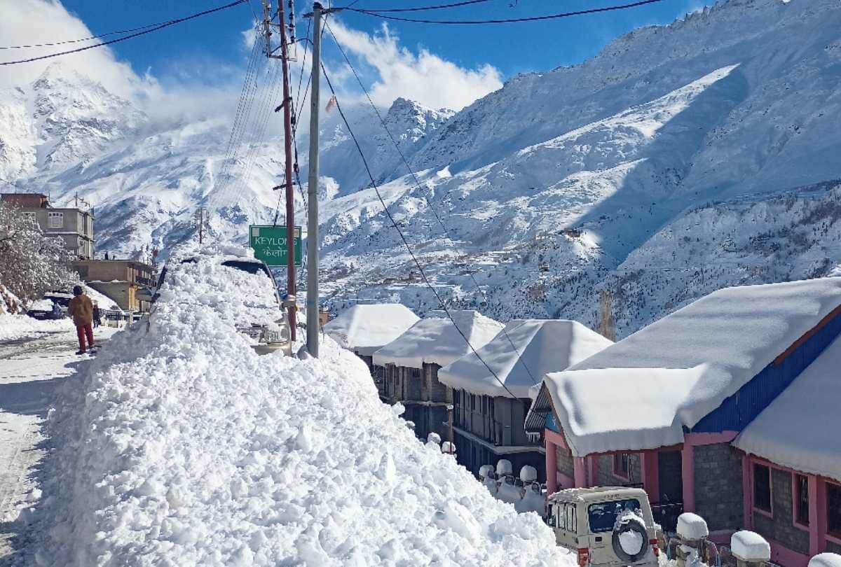 Weather update himachal: Two died in Himachal, snowfall blocked hundreds of roads, black out in thousands of villages, tourists stranded