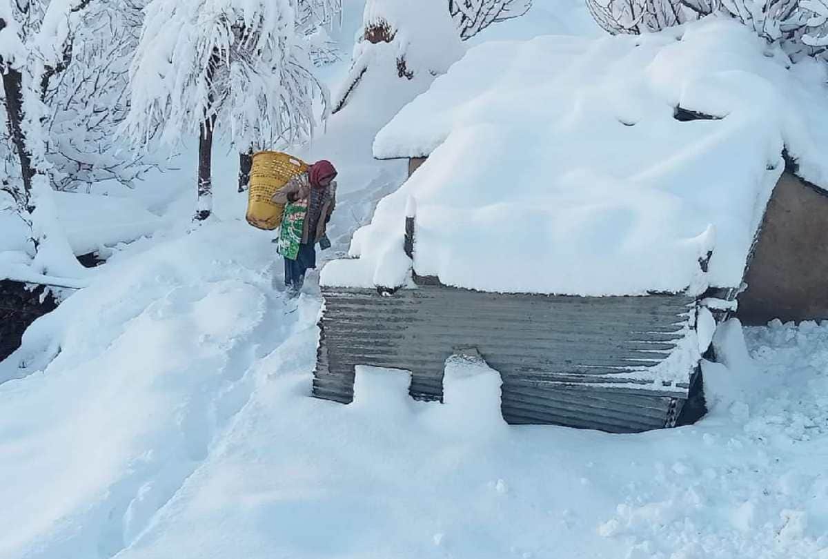 Weather update himachal: Two died in Himachal, snowfall blocked hundreds of roads, black out in thousands of villages, tourists stranded