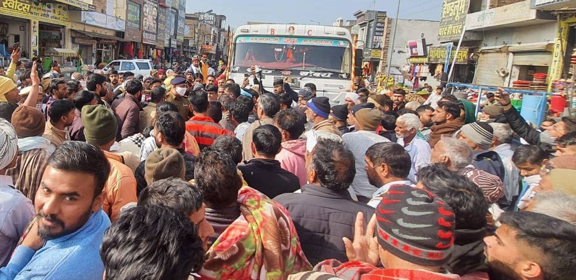 Farmers blocked Sirsa-Chandigarh road for two hours due to shortage of urea