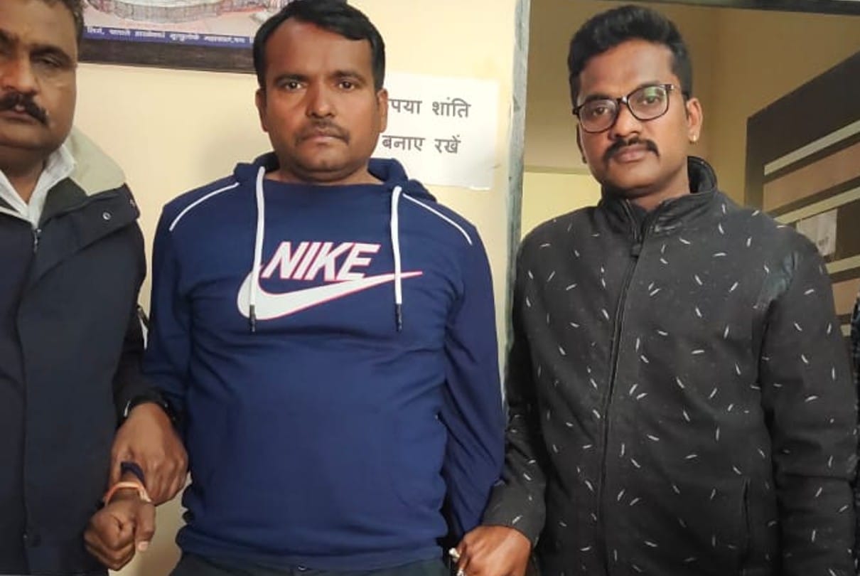 Ujjain: Patwari took bribe of four thousand from farmer to make loan book, EOW caught