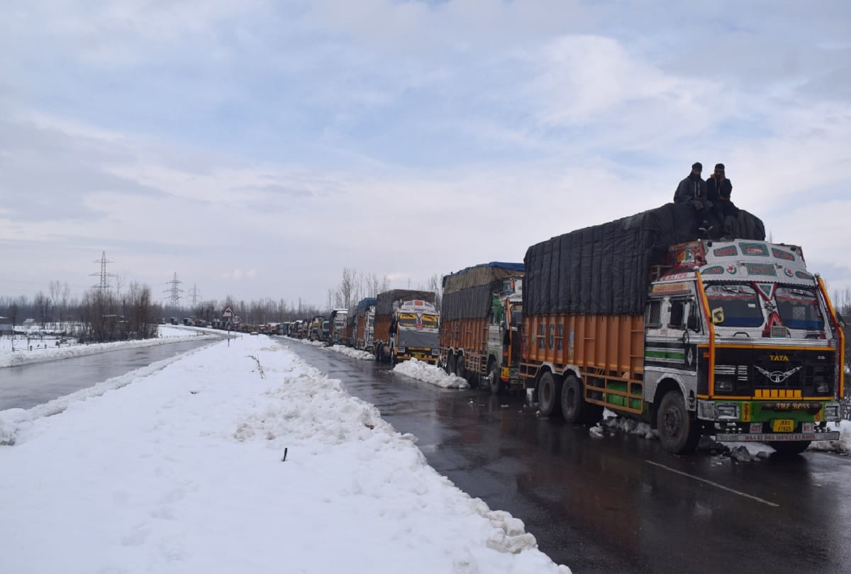 Jammu-Srinagar Highway opened for the third day.Kashmir Valley shivering due to severe cold