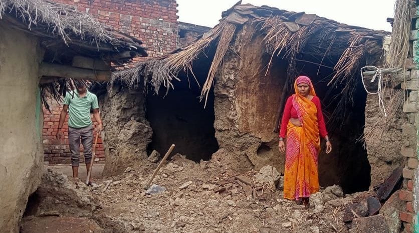 Kutcha houses of two farmers collapsed in the rain