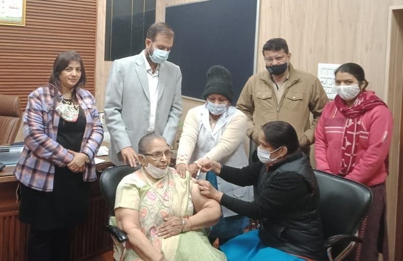 Corona: Booster dose on the first day 224, social worker Shanta Jain got the first vaccine