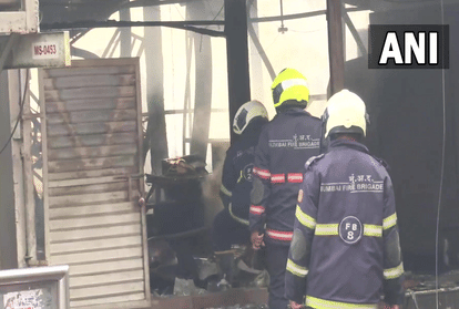 लकड़ी के गोदाम में आग के बाद मौके पर दमकल कर्मी