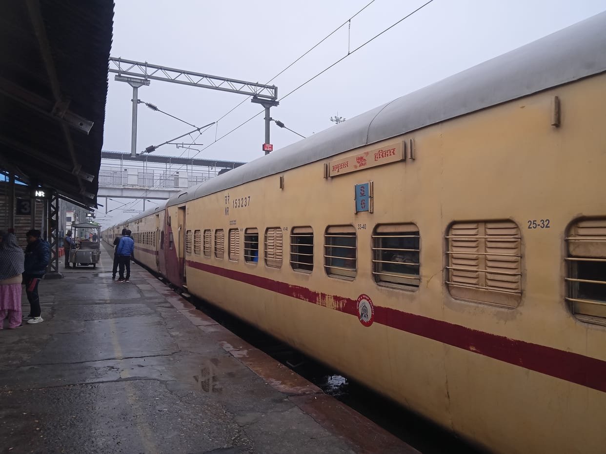 Dehradun Express engine failed, train stood for one and a half hours