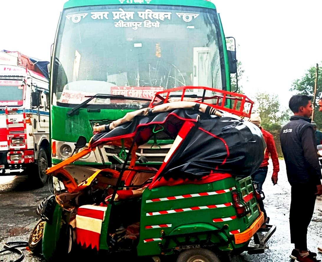 Tempo overturned due to roadways bus collision, five members of the same family injured