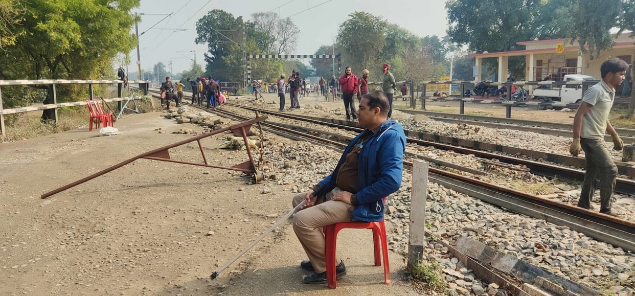 Special railway gate could not open for eight hours
