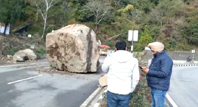 Boulder rolls over from hillside on Kalka-Shimla NH near Koti tunnel, traffic diaverted one way