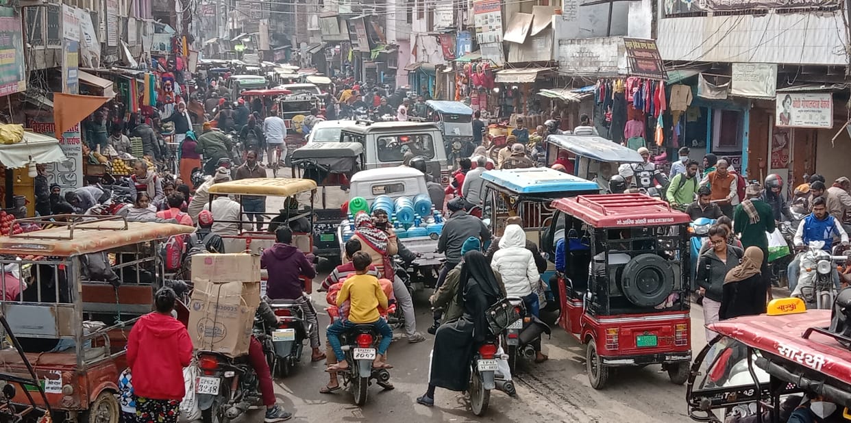 Market opened after captive, heavy jam continued throughout the day, townspeople kept moaning