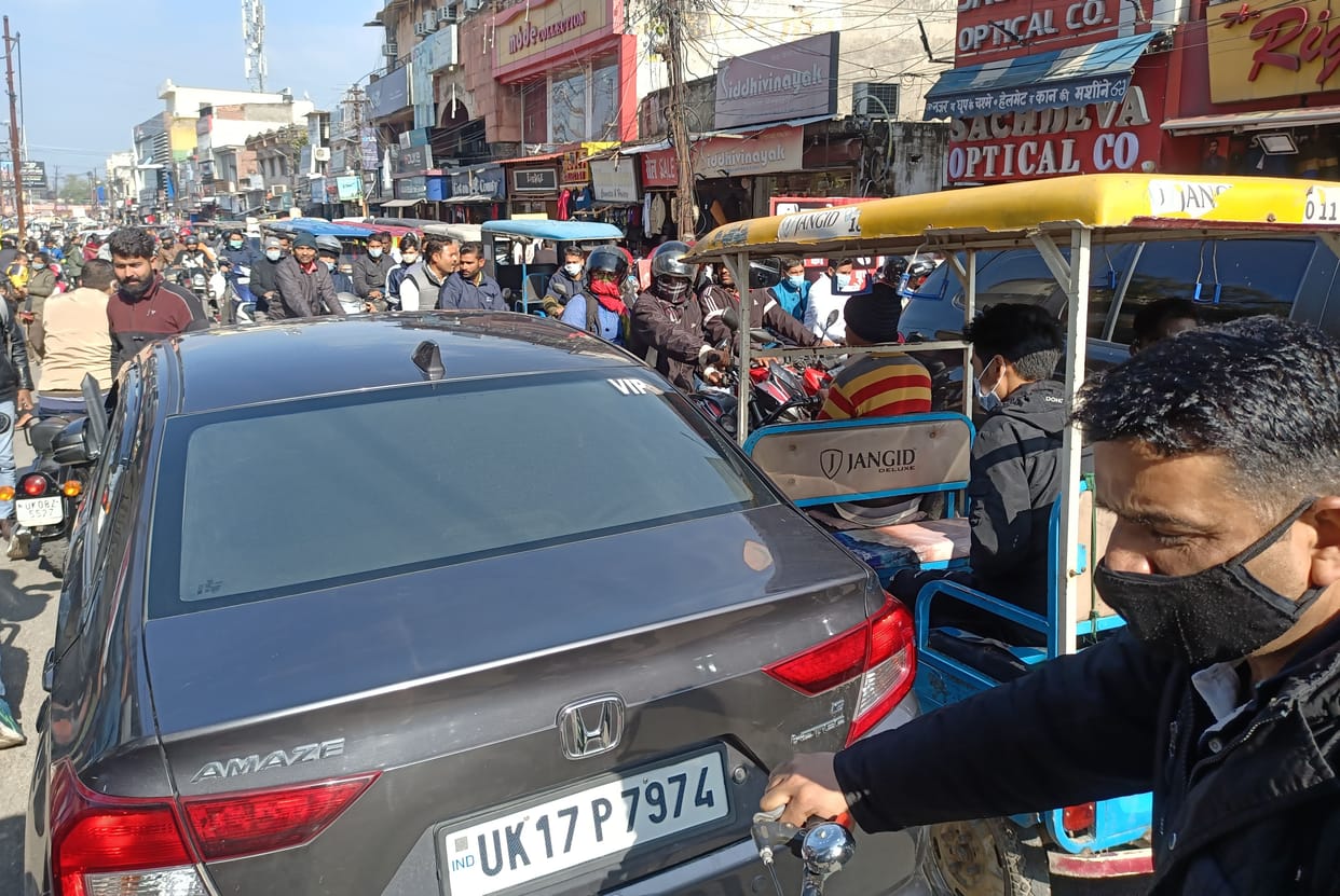 There was a jam outside the Kotwali, the inspector kept resting