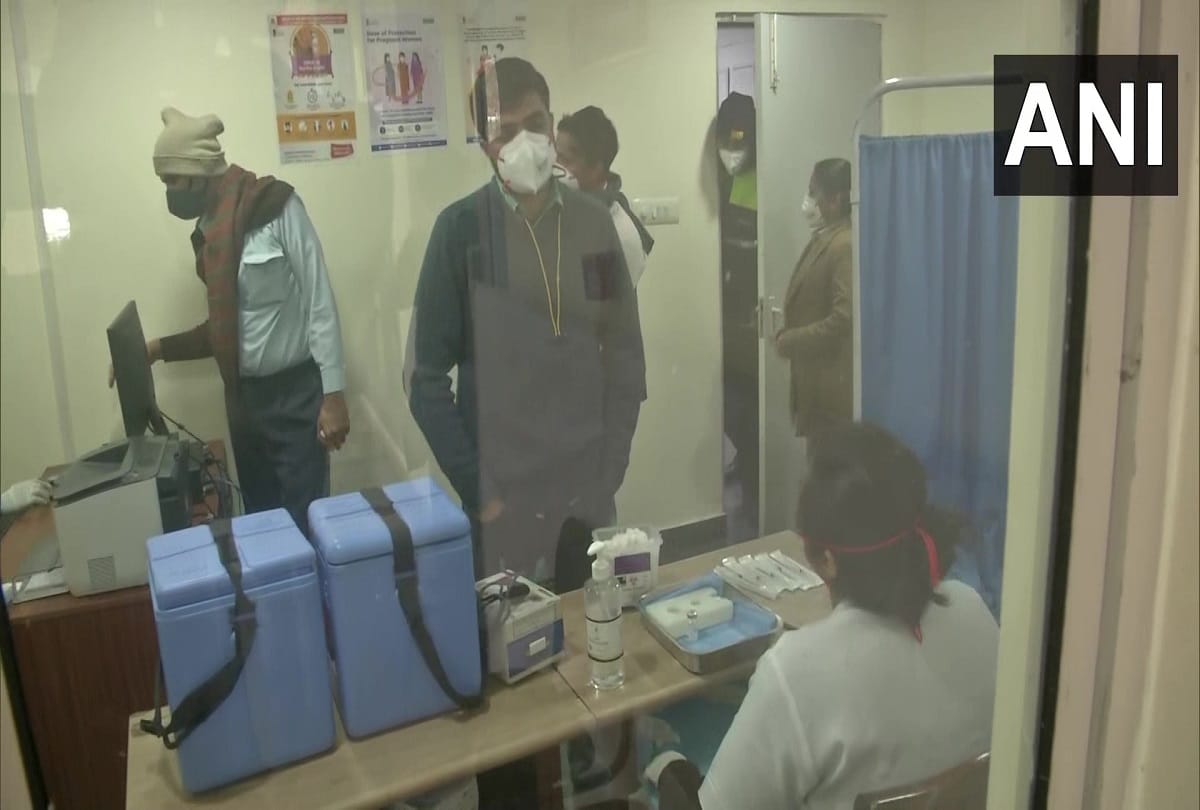 Corona in Delhi: Frontline workers and ailing senior citizens start receiving precautionary doses