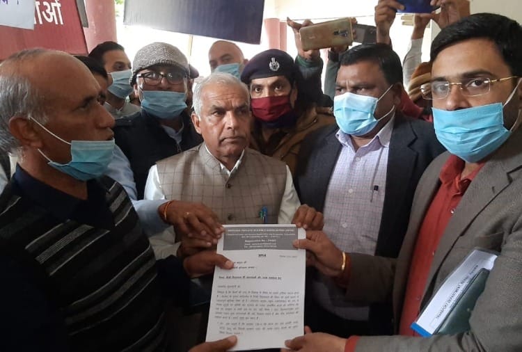 parents protested against children not getting admission under 134A In Rewari of Haryana