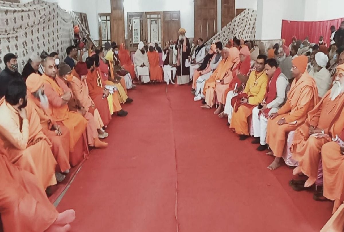 Vrindavan saints passed a condemnation motion against the president of Braj Foundation