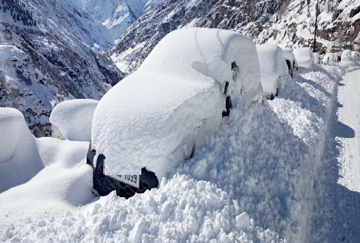 Weather update himachal: Two died in Himachal, snowfall blocked hundreds of roads, black out in thousands of villages, tourists stranded