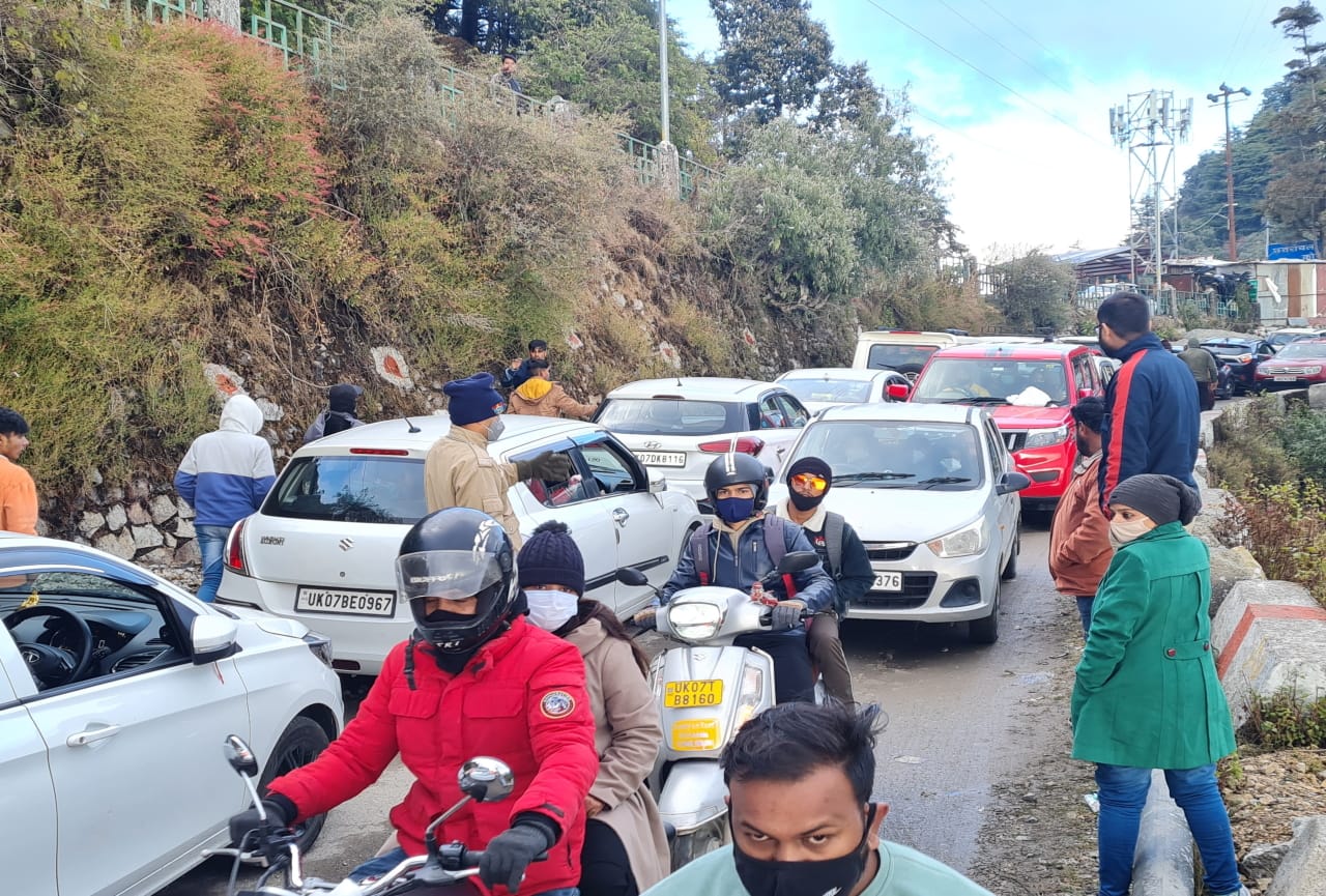 uttarakhand weather update today: snowfall in mussoorie, tourist rush enjoying, see photos