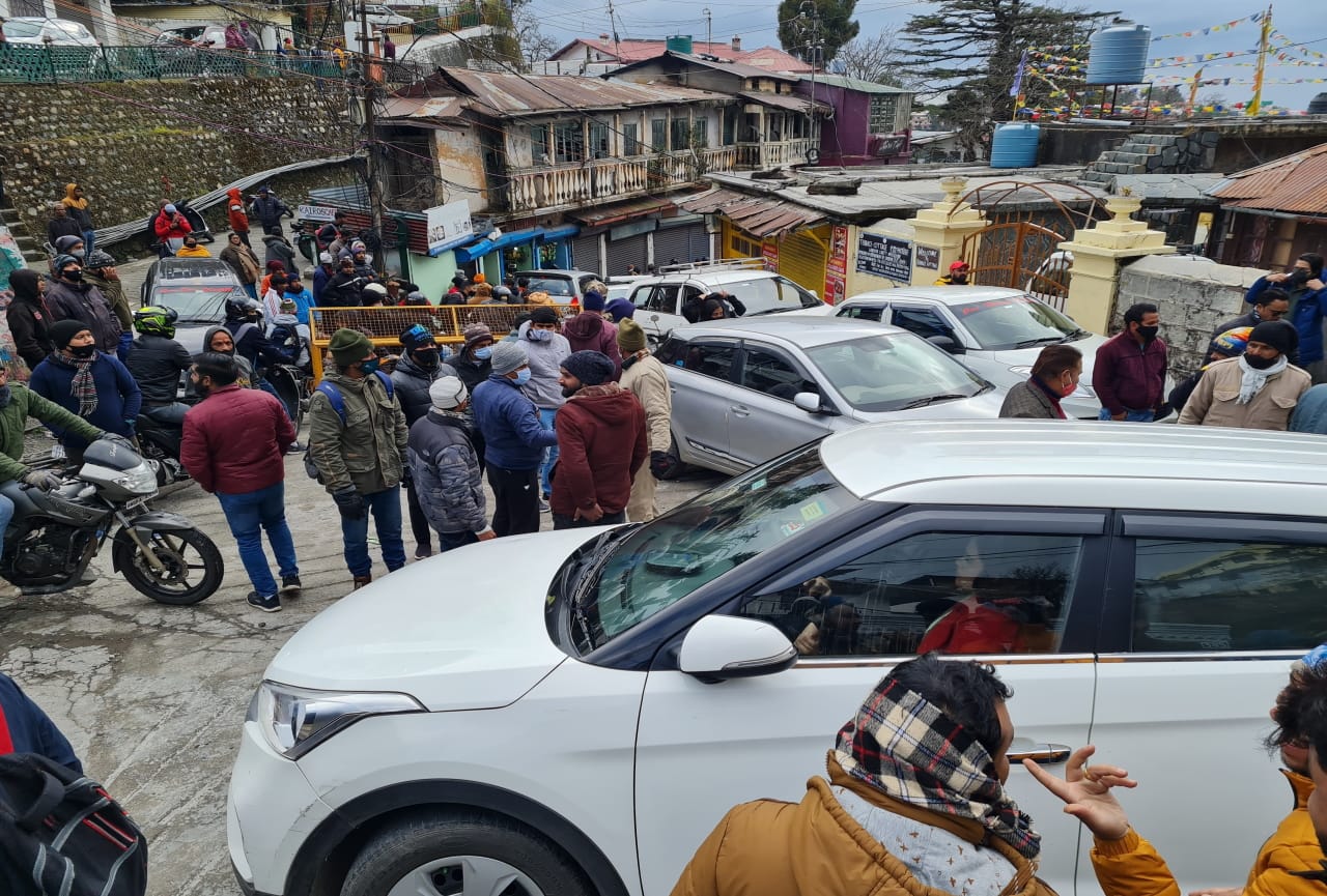 uttarakhand weather update today: snowfall in mussoorie, tourist rush enjoying, see photos