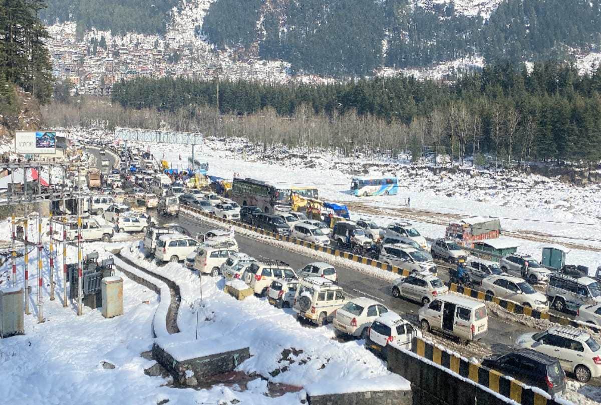 Weather update himachal: Two died in Himachal, snowfall blocked hundreds of roads, black out in thousands of villages, tourists stranded