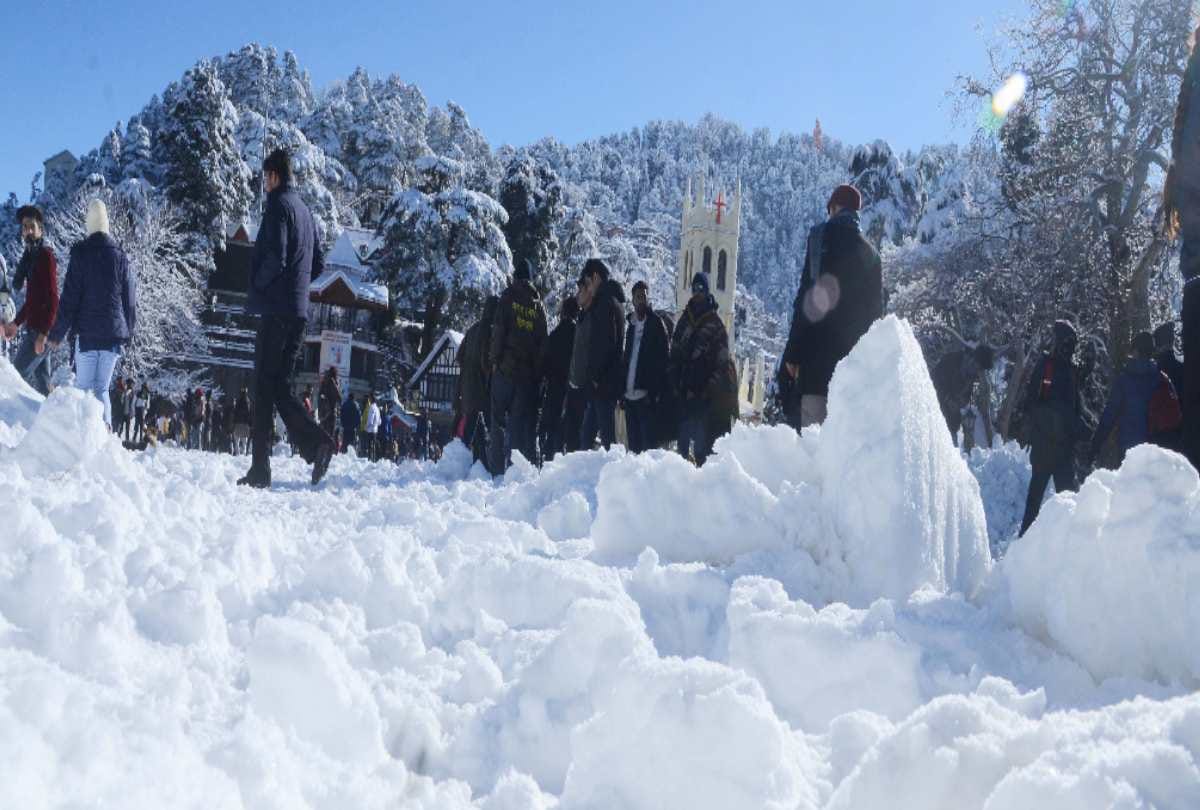 Queen of mountains Shimla wrapped in snow shining like silver as soon as the weather opens, tourists have fun, see great pictures