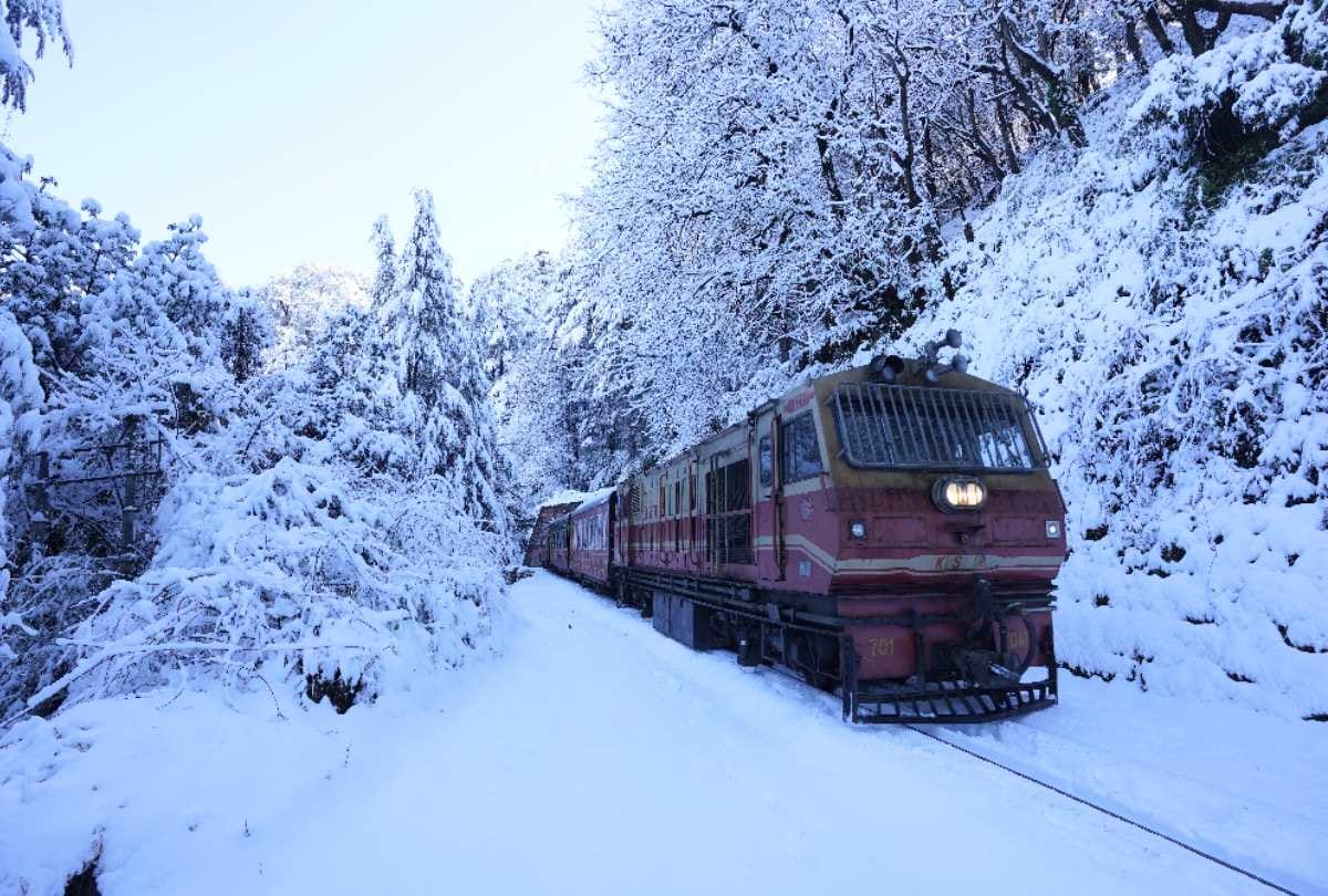 Queen of mountains Shimla wrapped in snow shining like silver as soon as the weather opens, tourists have fun, see great pictures