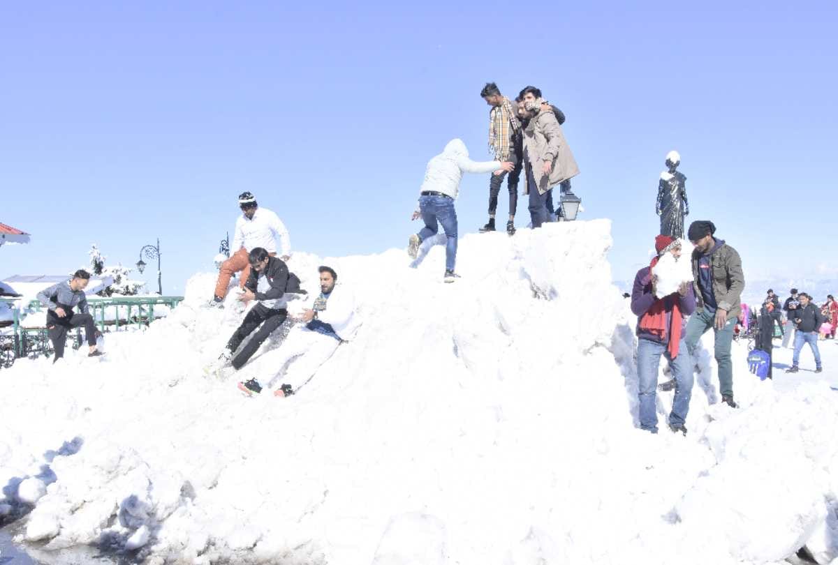 Queen of mountains Shimla wrapped in snow shining like silver as soon as the weather opens, tourists have fun, see great pictures